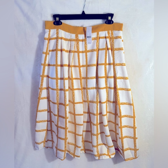 NEW YORK & COMPANY Crop Top and Midi Skirt - Matching Set - Picture 4 of 6